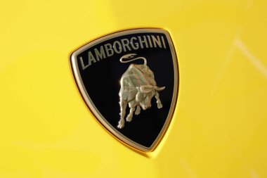 Indianapolis - 12 Kasım 2023 Lamborghini Urus S SUV bir galeride sergileniyor. Lamborghini Urus 'u S ve Performante modelleriyle sunar.