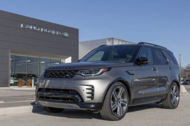 Indianapolis - 19 Kasım 2023: Land Rover Discovery P300 R-Dynamic S sergisi. Land Rover ayrıca P360 S modellerinde Discovery sunar..
