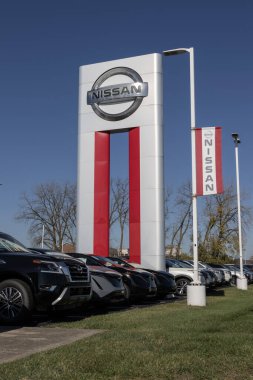 Indianapolis - 19 Kasım 2023 Nissan Car, SUV ve kamyonet satıcısı. Nissan, Sentra, Altima ve Versa 'yı üretir..