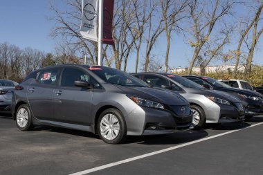 Indianapolis - 19 Kasım 2023 Nissan Sertifikalı Ön Sahipli ve Kullanılmış Araba satıcısı. Tedarik sorunlarıyla, Nissan talebi karşılamak için sertifikalı kullanılmış arabalar satıyor..