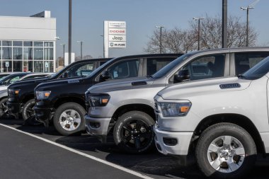 Indianapolis - 19 Kasım 2023: Ram 1500 sergisi Stellantis bayiliğinde. Ram, Rebel, Laramie, Big Horn ve Tradesman modellerinde 1500 teklif ediyor..