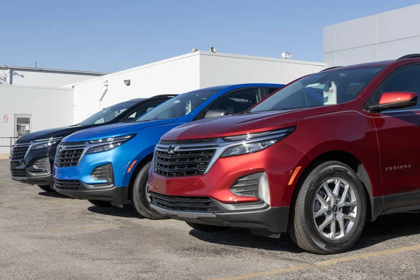 Indianapolis - 19 Kasım 2023 Chevrolet Ekinoks bir galeride sergileniyor. Chevy, LS, LT, RS ve Premier modellerde Ekinoks sunar..