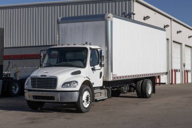Cincinnati - 23 Kasım 2023: Yük gemisi yarı traktör römorku Big Rig Trucks satışa çıktı. Yük gemisi Daimler Trucks 'a ait..