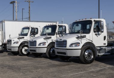 Cincinnati - 23 Kasım 2023: Yük gemisi yarı traktör römorku Big Rig Trucks satışa çıktı. Yük gemisi Daimler Trucks 'a ait..