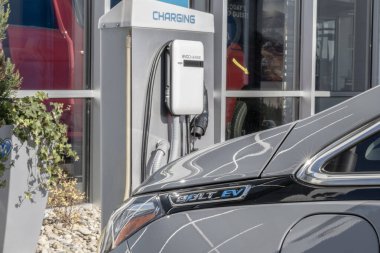 Cincinnati - 23 Kasım 2023 Chevrolet Bolt EV elektrikli araç görüntüleme. Chevy, 2023 model yılından sonra mevcut Bolt EV ve EUV 'yi durduruyor..