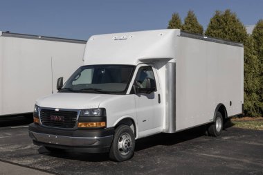 Cincinnati - 23 Kasım 2023: GMC Savana 3500 Cutaway Van ve Rockport Box Truck seçeneği. GMC ayrıca Savana 3500 hizmet aracı da sunmaktadır..