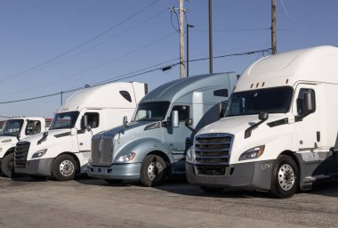 Cincinnati - 23 Kasım 2023: Yük gemisi ve Kenworth Traktör Traktörü Büyük Kamyon Satılık.