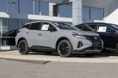Cincinnati - 23 Kasım 2023 Nissan Murano SV bir galeride sergileniyor. Nissan Murano 'yu SL, SV, Platinum ve Midnight Edition modellerinde sunar. MY:2024