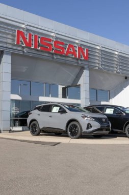 Cincinnati - 23 Kasım 2023 Nissan Murano SV bir galeride sergileniyor. Nissan Murano 'yu SL, SV, Platinum ve Midnight Edition modellerinde sunar. MY:2024