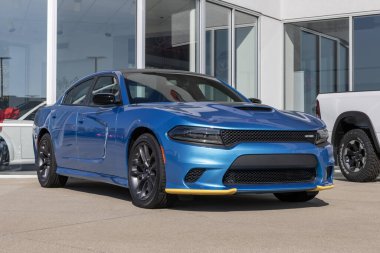 Cincinnati - 23 Kasım 2023 Dodge Charger Daytona sergisi. Dodge Charger 'a SXT, GT, R / T, Scat Pack ve Hellcat modelleri sunar.