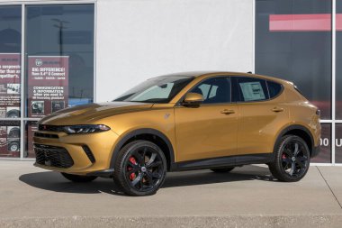 Cincinnati - 23 Kasım 2023 Dodge Hornet bir galeride sergileniyor. Dodge, R / T, GT ve Plus modelleriyle Hornet 'i sunar..