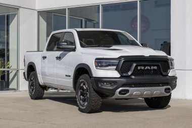 Cincinnati - 23 Kasım 2023: Ram 1500 eTorque sergisi Stellantis bayiliğinde. Ram, Rebel, Laramie, Big Horn ve Tradesman modellerinde 1500 teklif ediyor..