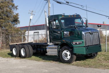 Cincinnati - 23 Kasım 2023 Batı Yıldızı Traktör Karavanı Büyük Kamyon Satılık. Western Star 'ın sahibi Daimler..