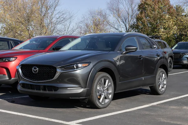 Cincinnati - 23 Kasım 2023 Mazda CX-30 bir galeride sergileniyor. Mazda CX-30 'u S, Select Sport, Preferred, Carbon Edition modelleri olarak sunar. MY:2024