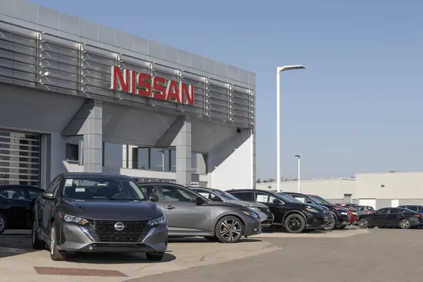 Cincinnati - 23 Kasım 2023 Nissan Araç, SUV ve Kamyonet Satıcısı. Nissan, Sentra, Altima ve Versa 'yı üretir..