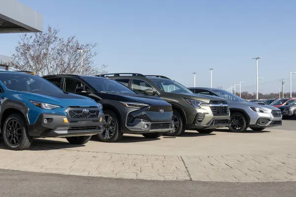 Cincinnati - 23 Kasım 2023: Subaru Crosstrek, Solterra, Ascent ve WRX bir galeride sergileniyor. Subaru araba, SUV ve EV elektrikli araçlar sunuyor.