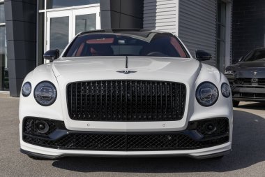 Indianapolis - 30 Kasım 2023 Bentley Flying Spur bir galeride sergileniyor. Bentley, Flying Spur 'a V8, W12 veya V6 hibrit motor sunar. Benim: 2023