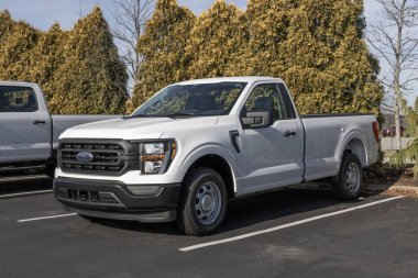 Zionsville - 7 Aralık 2023 Ford F-150 bir galeride sergileniyor. Ford F150 XL, XLT, Lariat, King Ranch, Platinum ve Limited modellerinde mevcuttur..