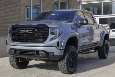 Carmel - 7 Aralık 2023 GMC Sierra 1500 AT4 pikap görüntüsü bir galeride. GMC Sierra 'ya HD, HD Pro ve Denali modelleri sunar.