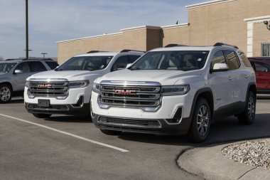 Carmel - 7 Aralık 2023: bir galeride GMC Acadia sergisi kullanıldı. Arz sorunlarıyla, GMC talebi karşılamak için kontörlü araba alıp satıyor. MY:2021