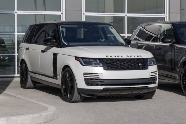 Indianapolis - 7 Aralık 2023: Kullanılmış Land Rover Range Rover sergisi. Arz sorunlarıyla, Land Rover talebi karşılamak için kontörlü araç satıyor. MY:2018