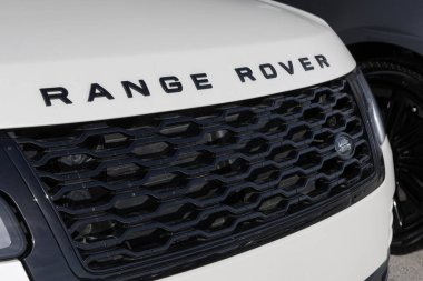 Indianapolis - 7 Aralık 2023: Kullanılmış Land Rover Range Rover sergisi. Arz sorunlarıyla, Land Rover talebi karşılamak için kontörlü araç satıyor. MY:2018