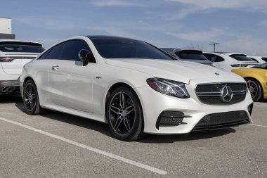 Indianapolis - 30 Kasım 2023 Mercedes-Benz E-Sınıfı E53 AMG sergisi. Mercedes E53 'ü coupe, sedan ya da Cabriolet modelleriyle sunar. MY:2019