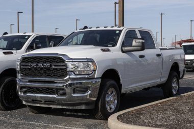 Indianapolis - 7 Aralık 2023: Ram 2500 mürettebat taksisi Stellantis bayiliğinde sergileniyor. Ram, 2500 adet normal, mürettebat veya Mega Taksi modelini sunar..
