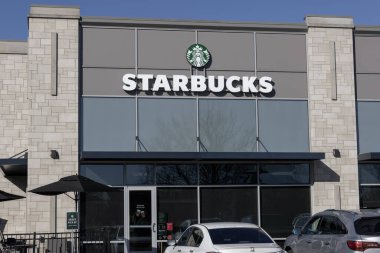 Indianapolis - 13 Aralık 2023 Starbucks Perakende Kahve Dükkanı. Her yıl Starbucks, Balkabağı Baharatlı Lattelerle Sonbaharı kutlar..