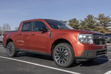 Kokomo - 4 Şubat 2024: Ford Maverick Lariat bir galeride sergileniyor. Ford Maverick 'e XL, XLT ve Lariat modelleri sunar. MY:2024