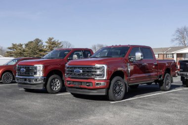 Kokomo - 4 Şubat 2024: Ford F-250 SRW mürettebat taksisi bir galeride sergileniyor. Ford ayrıca tek ya da çift tekerli F250 ve normal taksiyi de sunar..