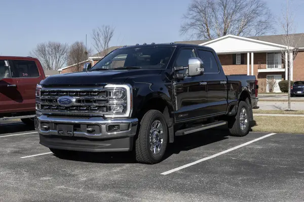 Kokomo - 4 Şubat 2024: Ford F-250 SRW 4X4 mürettebat taksisi sergisi. Ford ayrıca F250 'yi tek ya da çift tekerli arka tekerlek ve normal takside sunar. MY:2024