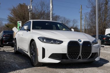 Indianapolis - 11 Şubat 2024: BMW i4 eDrive35 bir bayilikte sergilenmektedir. BMW i4 'ü eDrive40 ve xDrive40 modellerinde de sunmaktadır..
