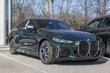 Indianapolis - 11 Şubat 2024: BMW i4 M50 Gran Coupe sergisi. BMW i4 M50 'ye 536hp motor ve 269 mil menzili sunar. MY:2024