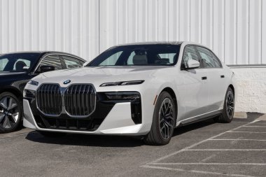 Indianapolis - 11 Şubat 2024: BMW 760i xDrive bir galeride sergileniyor. BMW, 760i 'yi 536hp hafif hibrit motorla sunuyor. Benim: 2023