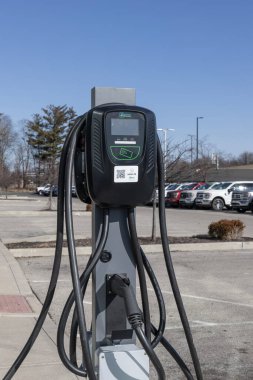 Indianapolis - 11 Şubat 2024: Elektron Şarj İstasyonu. Elektron Şarj takılı araç istasyonları iş otoparklarında ya da ev kullanımında.