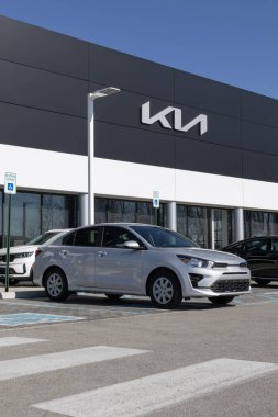 Indianapolis - 11 Şubat 2024: Kia Rio LX bir galeride sergileniyor. Kia Rio 'ya sedan ya da hatchback modelleri sunuyor. Benim: 2023