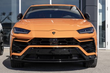 Indianapolis - 11 Şubat 2024: Lamborghini Urus SUV bir galeride sergileniyor. Lamborghini, Urus Performante modellerini de sunar. Benim: 2022