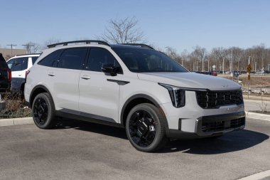Indianapolis - 11 Şubat 2024: Kia Sorento X-Line SX-Prestige bir galeride sergileniyor. Kia Sorento 'yu LX, S, EX ve X-Line modellerinde sunar..