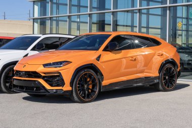 Indianapolis - 11 Şubat 2024: Lamborghini Urus SUV bir galeride sergileniyor. Lamborghini, Urus Performante modellerini de sunar. Benim: 2022