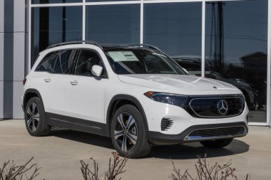 Indianapolis - 11 Şubat 2024: Mercedes-Benz EQB 300 4MATIC SUV sergisi. Mercedes EQB300 'e 232 millik atış alanı sunuyor.
