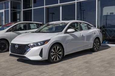 Indianapolis - 11 Şubat 2024: Nissan Sentra 2.0 SV sergisi. Nissan, S ve SR modellerinde Sentra 'yı da sunar. MY:2024