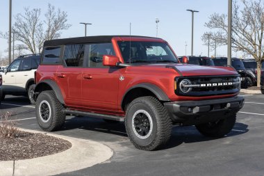 Zionsville - 25 Şubat 2024: Ford Bronco Outer Banks bir galeride sergileniyor. Ford Bronco 'ya Big Bend, Badlands ve Heritage modelleri sunar. MY:2024