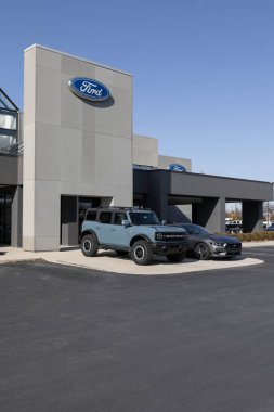 Zionsville - 25 Şubat 2024: Ford Bronco ve Mustang bir galeride sergileniyor. Ford, Mustang ve Bronco 'ya standart ve geliştirilmiş modeller sunuyor.