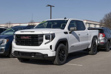 Carmel - 25 Şubat 2024: GMC Sierra 1500 Yükseliş bir galeride sergileniyor. GMC Sierra 'ya HD, HD Pro, AT4 ve Denali modelleri sunar. MY:2024