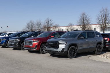 Carmel - 25 Şubat 2024: GMC Acadia SUV bir galeride sergileniyor. GMC Acadia 'ya SLE, SLT, AT4 ve Denali modelleri sunar..