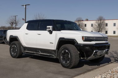 Carmel - 25 Şubat 2024: GMC Hummer EV Elektrikli Araç Kamyonet Sergisi. GMC Hummer EV pikapını üç motor ve 1000 beygir gücünde sunuyor..