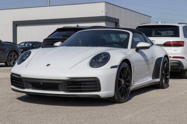 Indianapolis - 25 Şubat 2024: Kullanılmış Porsche 911 Targa 4S. Arz sorunlarıyla, Porsche talebi karşılamak için kullanılmış araba alıp satıyor. Benim: 2022