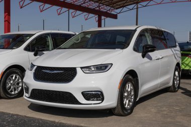 Indianapolis - 25 Şubat 2024: Chrysler Pacifica Touring L bir galeride sergilenmektedir. Chrysler, Pacifica 'yı Hybrid ve Pinnacle modellerinde sunar. MY:2024