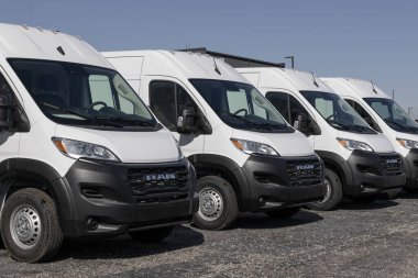 Indianapolis - 25 Şubat 2024: Ram ProMaster 3500 bir galeride sergilenmektedir. Ram, ProMaster 3500 'ü Kargo veya Pencere Minibüsü ve Chassis Taksi modelleriyle sunar..